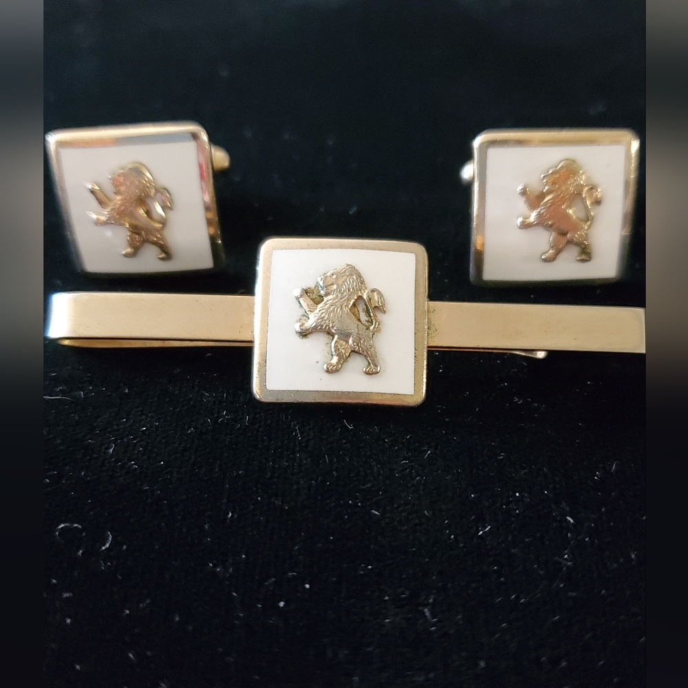 White Enamel Rampant Lion Tie Bar Cufflink Set Gold Tone Mid-century Regal